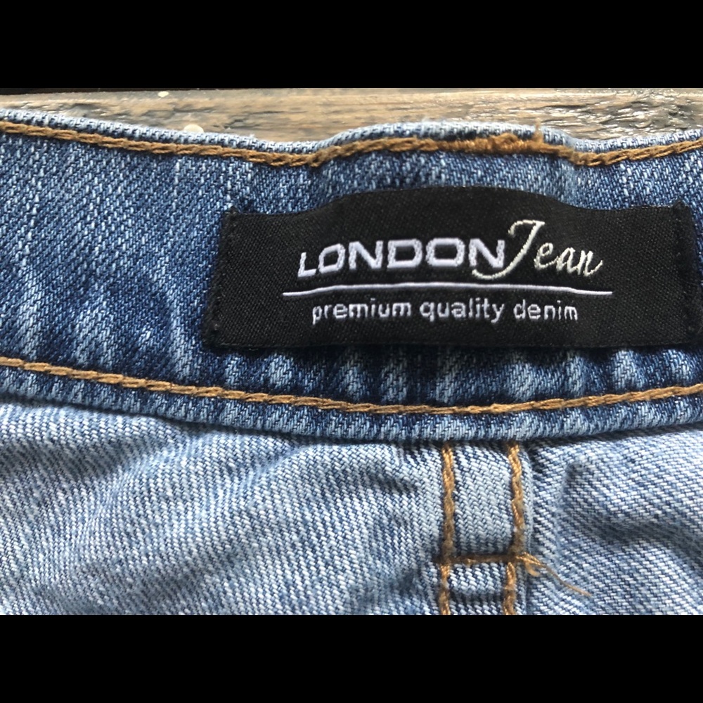 Women’s Cut off shorts. Lightwash Size 8 London - Picture 2 of 4